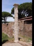 08531 ostia - regio v - insula vii - domus dei capitelli di stucco (v,vii,4-5) - peristylium - suedseite - saeule an der suedostecke - 06-2024.jpg